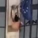 Strappa e calpesta il tricolore, migrante espulso: “Vanno rispettati i simboli della nostra democrazia”