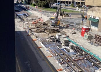 Cagliari, la ruspa spacca la condotta idrica: centinaia di famiglie disperate senz’acqua in viale Diaz (VIDEO)