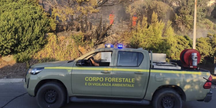 Calasetta, divampa un incendio a causa di un bengala: beccati i responsabili