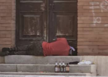 Cagliari, hotel a cielo aperto nel cuore della città: un uomo dorme sui gradini di un portone tra l’indifferenza dei passanti
