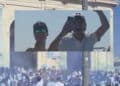 Cagliari, l’ultimo saluto a Gabriele e Filippo tra lacrime, musica e fumogeni (VIDEO)