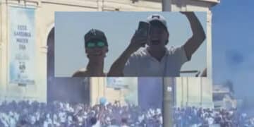 Cagliari, l’ultimo saluto a Gabriele e Filippo tra lacrime, musica e fumogeni (VIDEO)