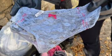 Giba e Villarios, tra i rifiuti abbandonati in strada spuntano mutandine in pizzo e decine di gratta e vinci, l’ironia del Comune: “Cercasi proprietari un poco distratti”