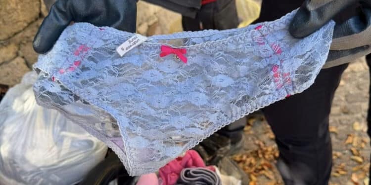 Giba e Villarios, tra i rifiuti abbandonati in strada spuntano mutandine in pizzo e decine di gratta e vinci, l’ironia del Comune: “Cercasi proprietari un poco distratti”