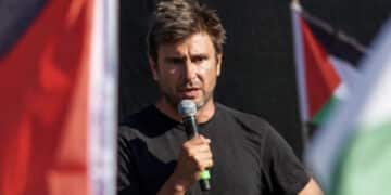 Alessandro Di Battista operato a L’Avana: “Sta affrontando al meglio il post intervento”
