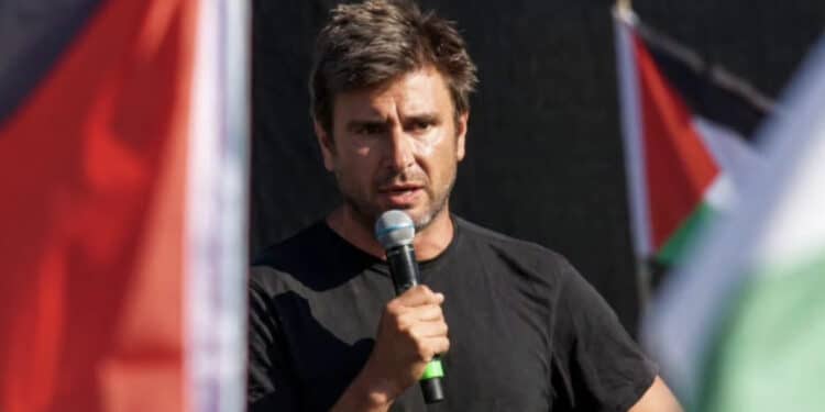Alessandro Di Battista operato a L’Avana: “Sta affrontando al meglio il post intervento”