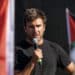 Alessandro Di Battista operato a L’Avana: “Sta affrontando al meglio il post intervento”