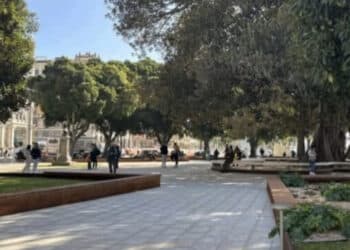 Cagliari, 15enne accerchiata e molestata da un gruppo di uomini: salvata da un militare calabrese