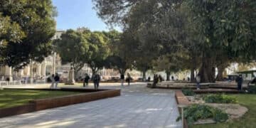 Cagliari, 15enne accerchiata e molestata da un gruppo di uomini: salvata da un militare calabrese
