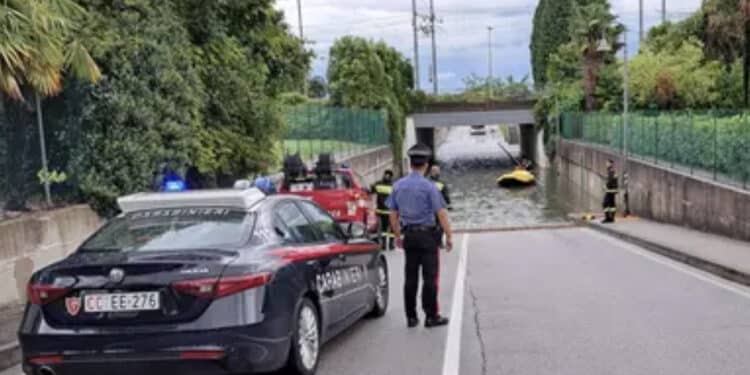 Rimane bloccata nel sottopasso allagato con l’auto: 83enne muore annegata