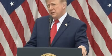 25 anni dall’attentato alle Torri Gemelle, Trump: “Non dimenticheremo, per questo oggi combattiamo”