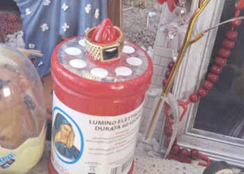 Monserrato, mozziconi di sigaretta e bottiglie di birra vuote vicino al ricordo per Denise: “Lasciatela in pace”