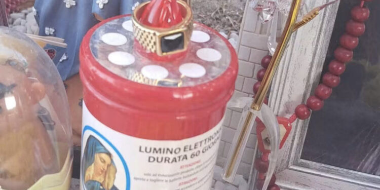 Monserrato, mozziconi di sigaretta e bottiglie di birra vuote vicino al ricordo per Denise: “Lasciatela in pace”