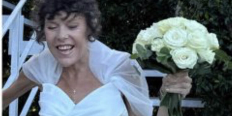 Si sente male in casa, Sara muore a 45 anni: era sposata da 5 giorni