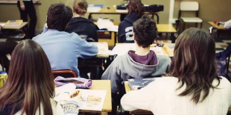 Assemini, troppo caldo a scuola, protestano i genitori: “Nessuno lavorerebbe bene con queste temperature”