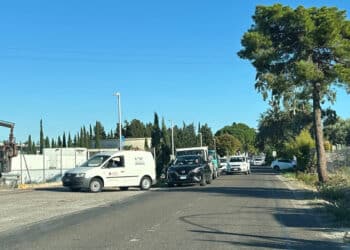 Assemini, tutti in fila per l’ecocentro rischiando il frontale con chi giunge dalla parte opposta: “Evitare un incidente è un miracolo”