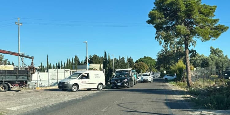 Assemini, tutti in fila per l’ecocentro rischiando il frontale con chi giunge dalla parte opposta: “Evitare un incidente è un miracolo”
