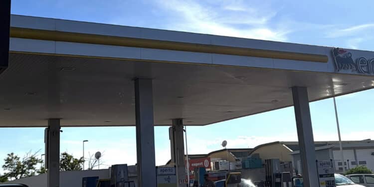 Cagliari, l’assalto alla benzina ribassata: il diesel scende a 2,35 euro