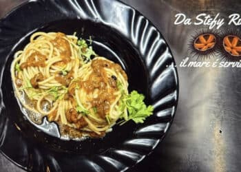 A Cagliari il mare è servito, tutta la città pazza per i ricci di Stefy: il pescato del giorno servito come a casa
