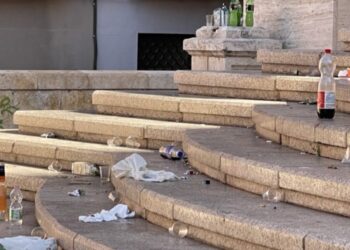 Cagliari, malamovida e rumori molesti di notte esasperano i residenti: rissa a colpi di bastone a Stampace