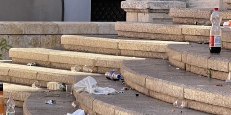 Cagliari, malamovida e rumori molesti di notte esasperano i residenti: rissa a colpi di bastone a Stampace