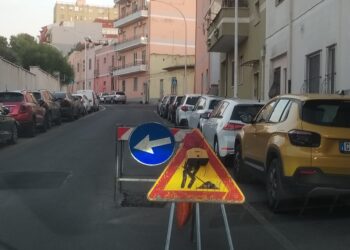 Via Monte Santo, tombino scomparso da mesi: “Le strade fanno schifo e si pensa alle piste ciclabili”