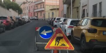 Via Monte Santo, tombino scomparso da mesi: “Le strade fanno schifo e si pensa alle piste ciclabili”