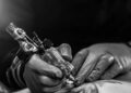 A Cagliari tornano i tatuaggi anni Duemila: tribali, fine line e Y2K, ecco cosa va di moda nel 2026