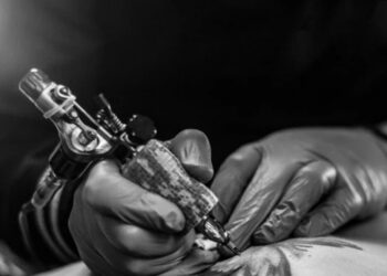 A Cagliari tornano i tatuaggi anni Duemila: tribali, fine line e Y2K, ecco cosa va di moda nel 2026