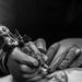A Cagliari tornano i tatuaggi anni Duemila: tribali, fine line e Y2K, ecco cosa va di moda nel 2026