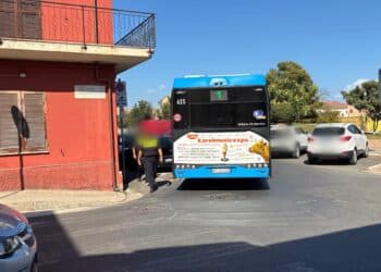 Cagliari, bus bloccato da un’auto parcheggiata male: “A lavoro con un’ora e mezza di ritardo”