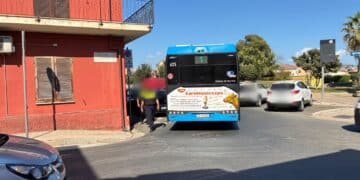 Cagliari, bus bloccato da un’auto parcheggiata male: “A lavoro con un’ora e mezza di ritardo”