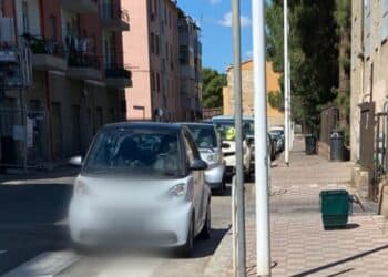 Cagliari, ragazzo mezzo nudo si intrufola negli appartamenti  ma viene messo in fuga da una donna col suo cane