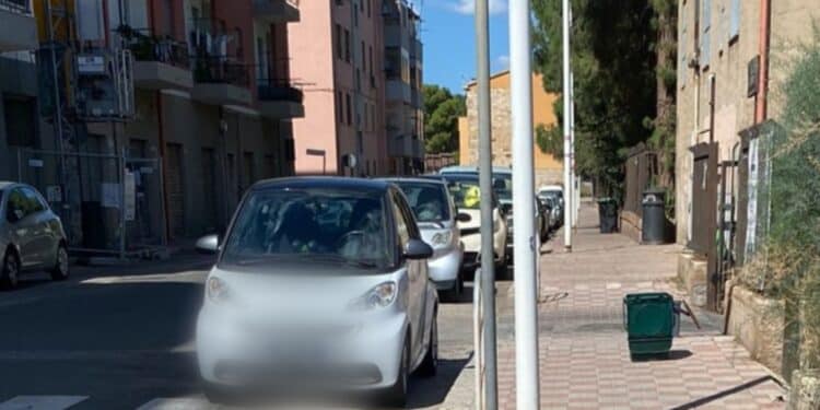 Cagliari, ragazzo mezzo nudo si intrufola negli appartamenti  ma viene messo in fuga da una donna col suo cane