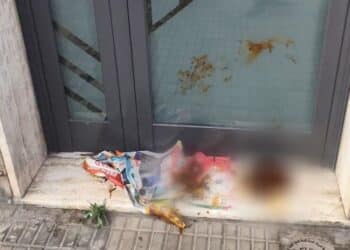 Cagliari, in via Campania il portoncino di un palazzo scambiato per wc