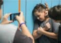 Atti di bullismo in una scuola del cagliaritano: ragazzo con disabilità accerchiato, spintonato e preso in giro