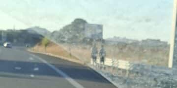 Monastir, di nuovo a spasso sulla Ss 131: due uomini a piedi sulla corsia di emergenza