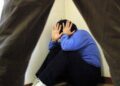 Bimbo torturato da ragazzini poco più grandi di lui: la comunità fa squadra e si stringe alla famiglia