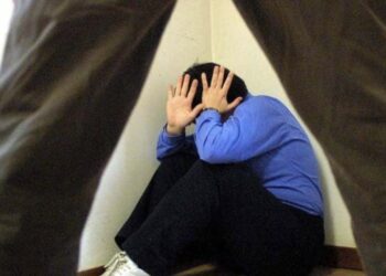 Bimbo torturato da ragazzini poco più grandi di lui: la comunità fa squadra e si stringe alla famiglia