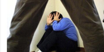 Bimbo torturato da ragazzini poco più grandi di lui: la comunità fa squadra e si stringe alla famiglia