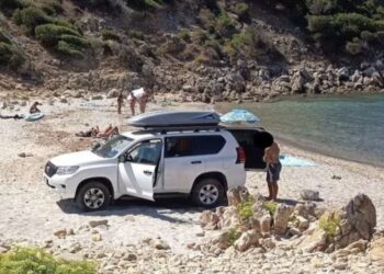 Teulada, a Cala Antinoli turisti cafoni parcheggiano in spiaggia: identificati e multati