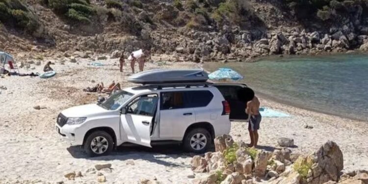 Teulada, a Cala Antinoli turisti cafoni parcheggiano in spiaggia: identificati e multati