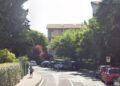 Cagliari, da mesi vive in un camper in via San Vetrano. Residenti esasperati: “Serve un intervento concreto”