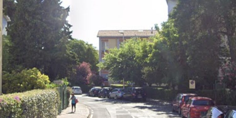 Cagliari, da mesi vive in un camper in via San Vetrano. Residenti esasperati: “Serve un intervento concreto”