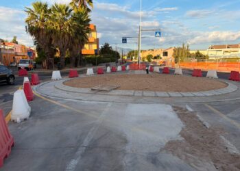Cagliari, in via Vesalio il flop della rotatoria che ancora non c’è: doveva essere finita ad agosto, a scuola nel caos (VIDEO)