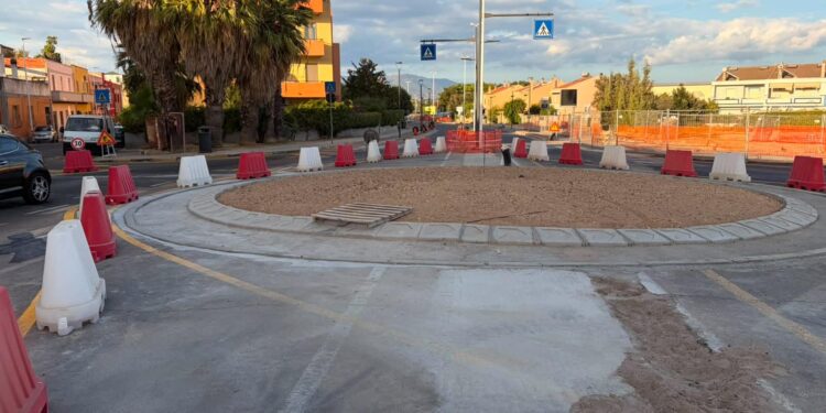 Cagliari, in via Vesalio il flop della rotatoria che ancora non c’è: doveva essere finita ad agosto, a scuola nel caos (VIDEO)