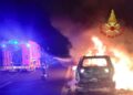 Paura sulla 131, un’auto in marcia prende fuoco nel Cagliaritano: il conducente salta giù e si salva
