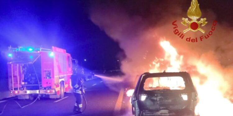 Paura sulla 131, un’auto in marcia prende fuoco nel Cagliaritano: il conducente salta giù e si salva