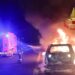 Paura sulla 131, un’auto in marcia prende fuoco nel Cagliaritano: il conducente salta giù e si salva