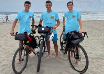 Pedalando per bene: tre ragazzi attraversano la Sardegna in bicicletta per sostenere la ricerca contro tumori e leucemie